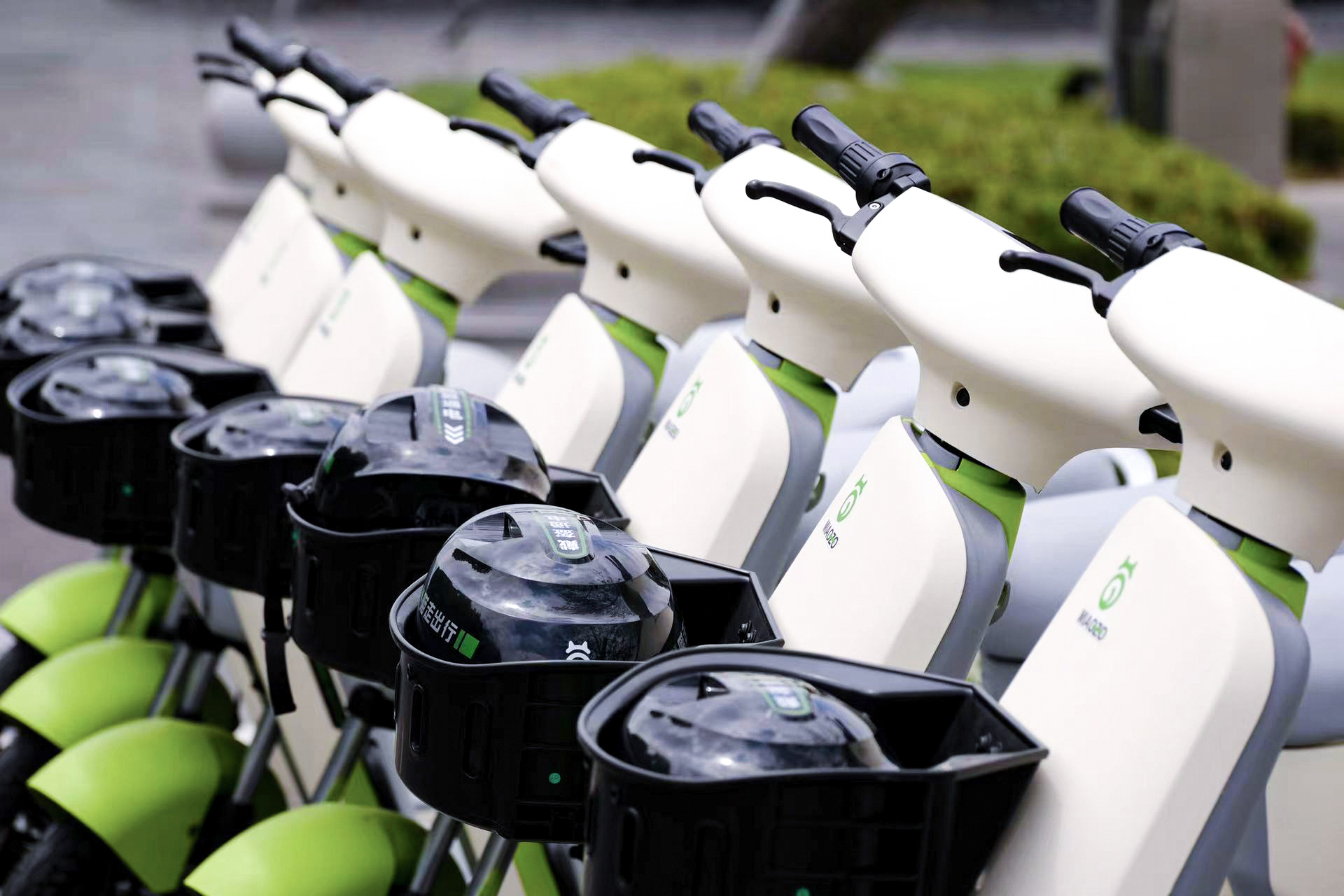 路邊的共享電動車 路邊的共享電動車